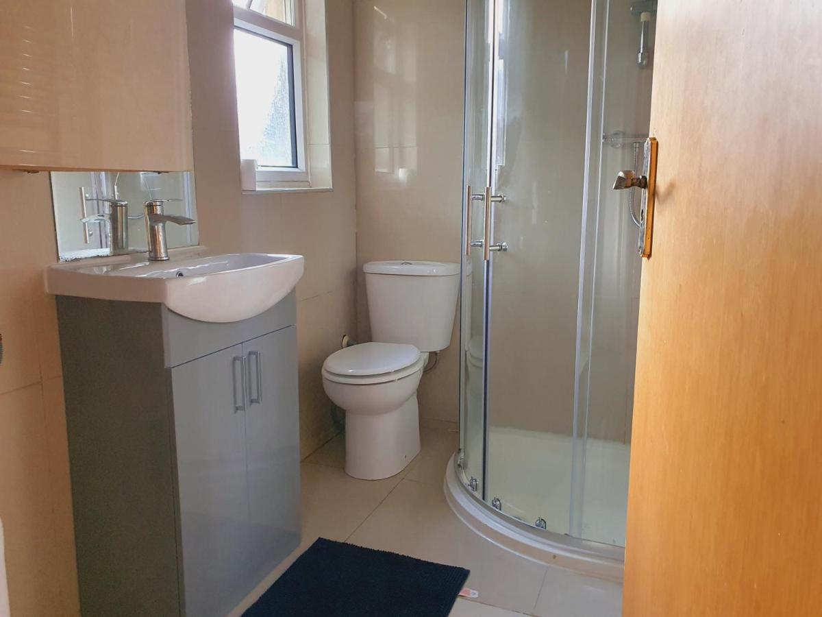 Private Room- Direct Travel Central/ Heathrow Londen Buitenkant foto